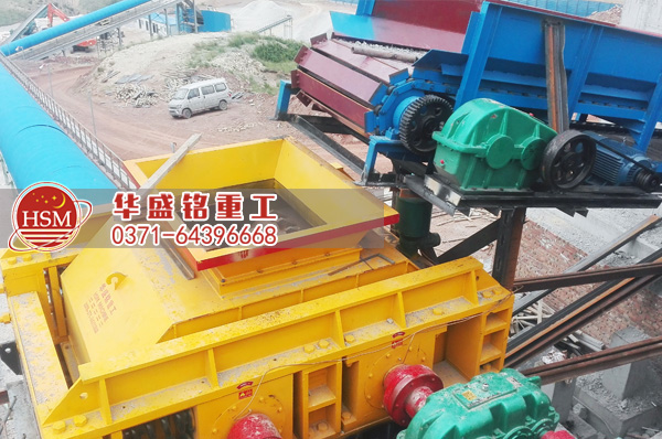 對輥破碎機石灰是生產現場