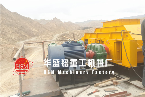 對(duì)輥破碎機(jī)現(xiàn)場(chǎng)
